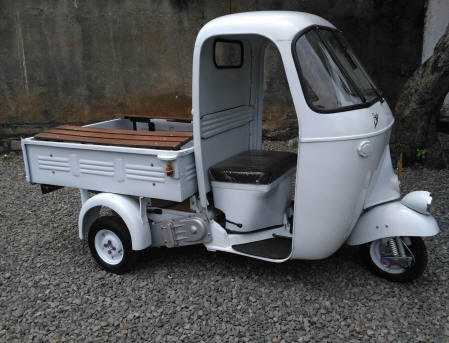 Vespa APE in Signal White
