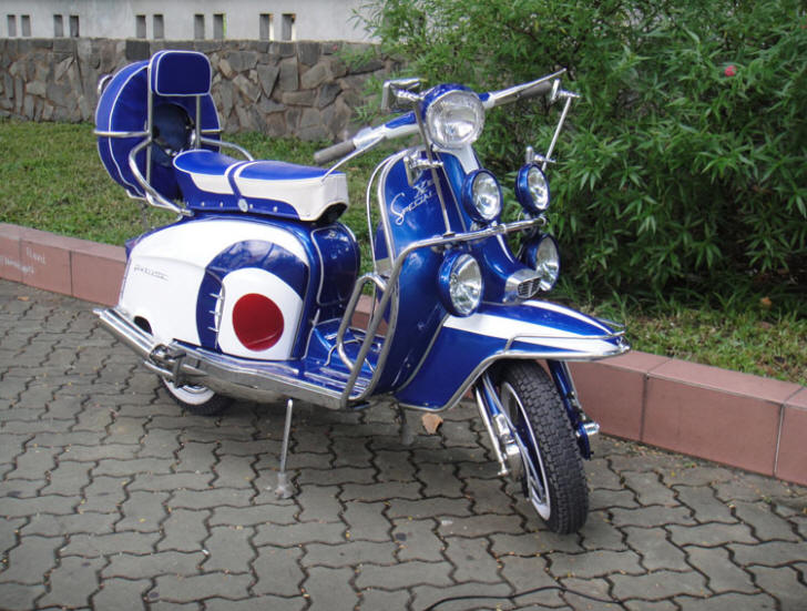 Lambretta LI Special Blue and White MOD Target