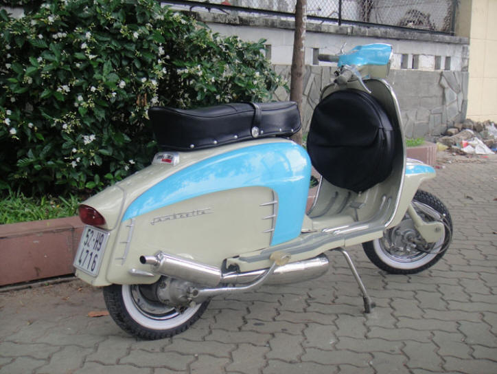 Lambretta LI Special Dark Ivory and Ribbon Blue