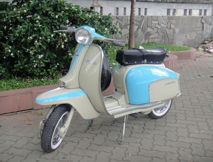 Lambretta LI Special Dark Ivory and Ribbon Blue
