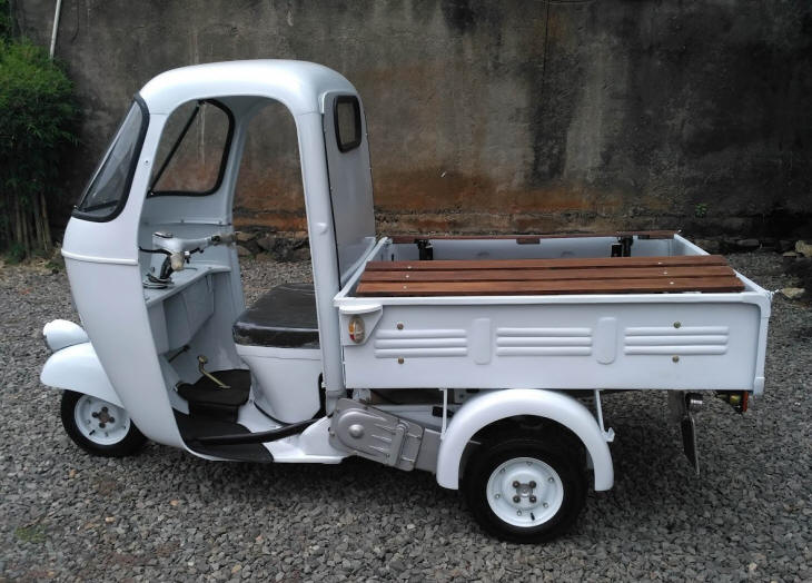 Vespa APE in Signal White
