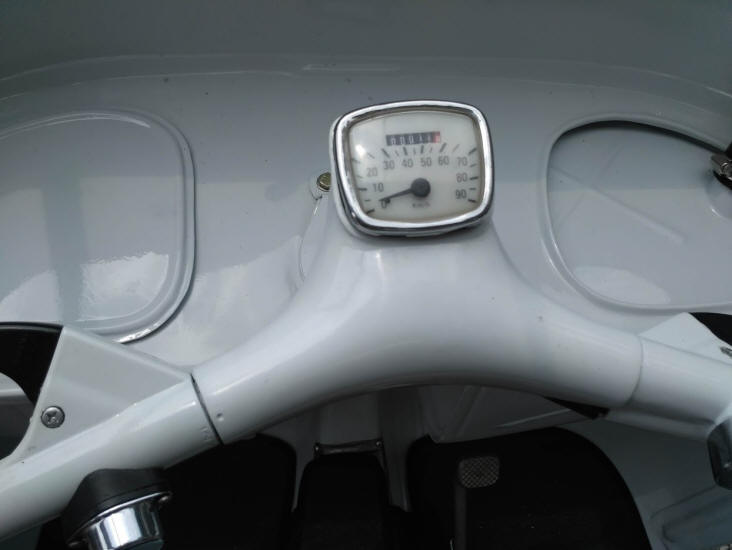 Vespa APE in Signal White
