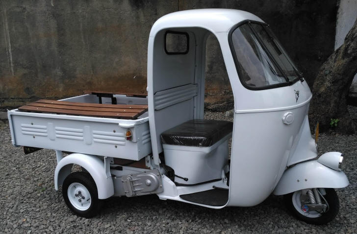 Vespa APE in Signal White
