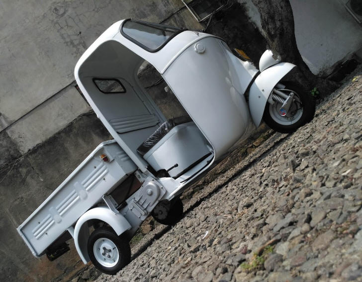 Vespa APE in Signal White