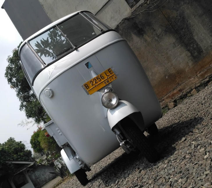 Vespa APE in Signal White