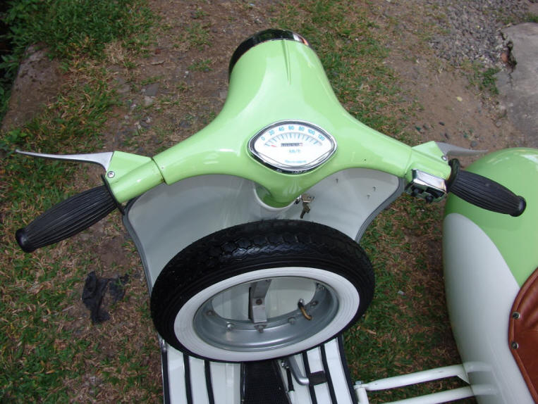 Vespa VBB Linden Green and White with Sidecar