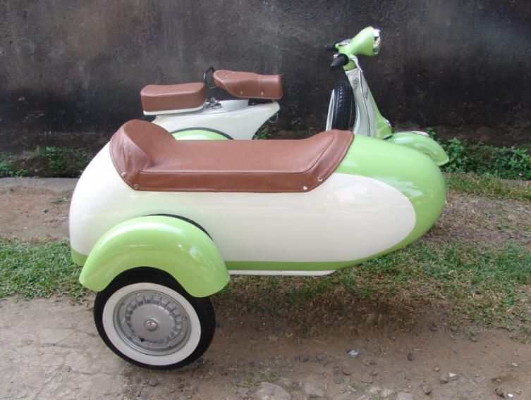 Vespa VBB Linden Green and White with Sidecar