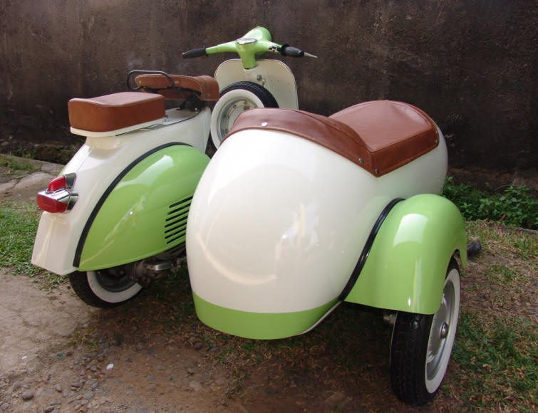 Vespa VBB Linden Green and White with Sidecar