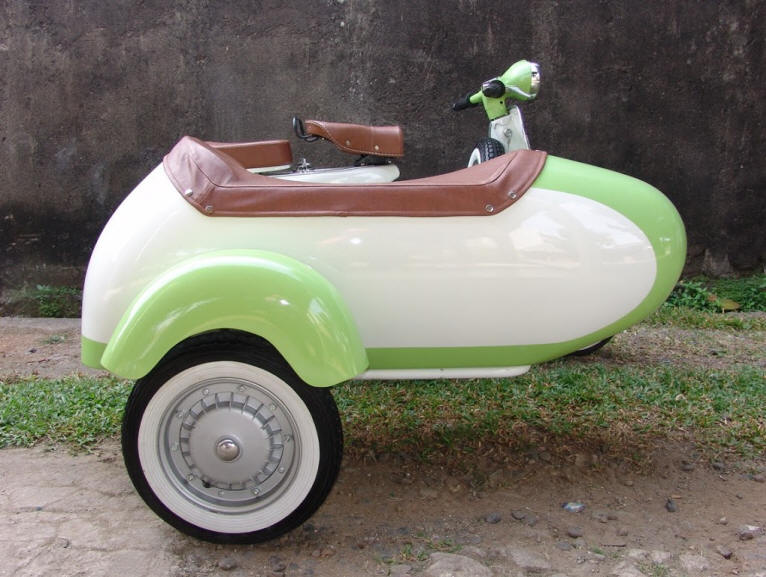 Vespa VBB Linden Green and White with Sidecar