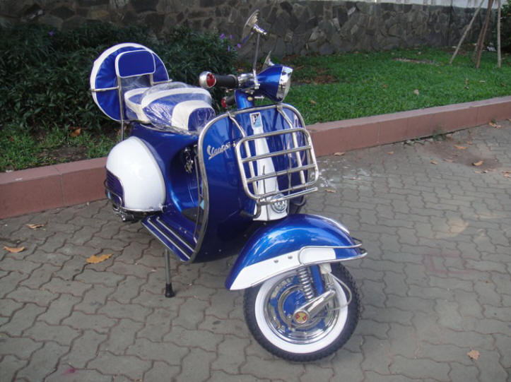 Vespa VBB Dark Cobalt Blue and White