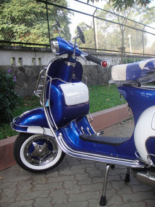 Vespa VBB Dark Cobalt Blue and White