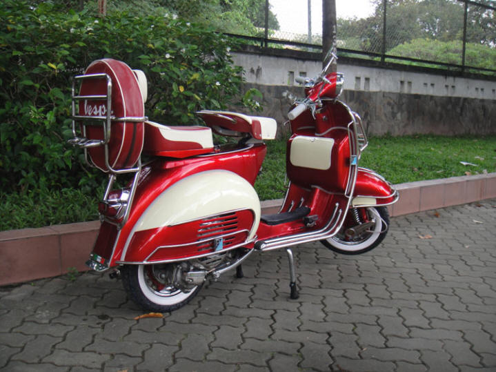 Vespa VBB Signal Red and White